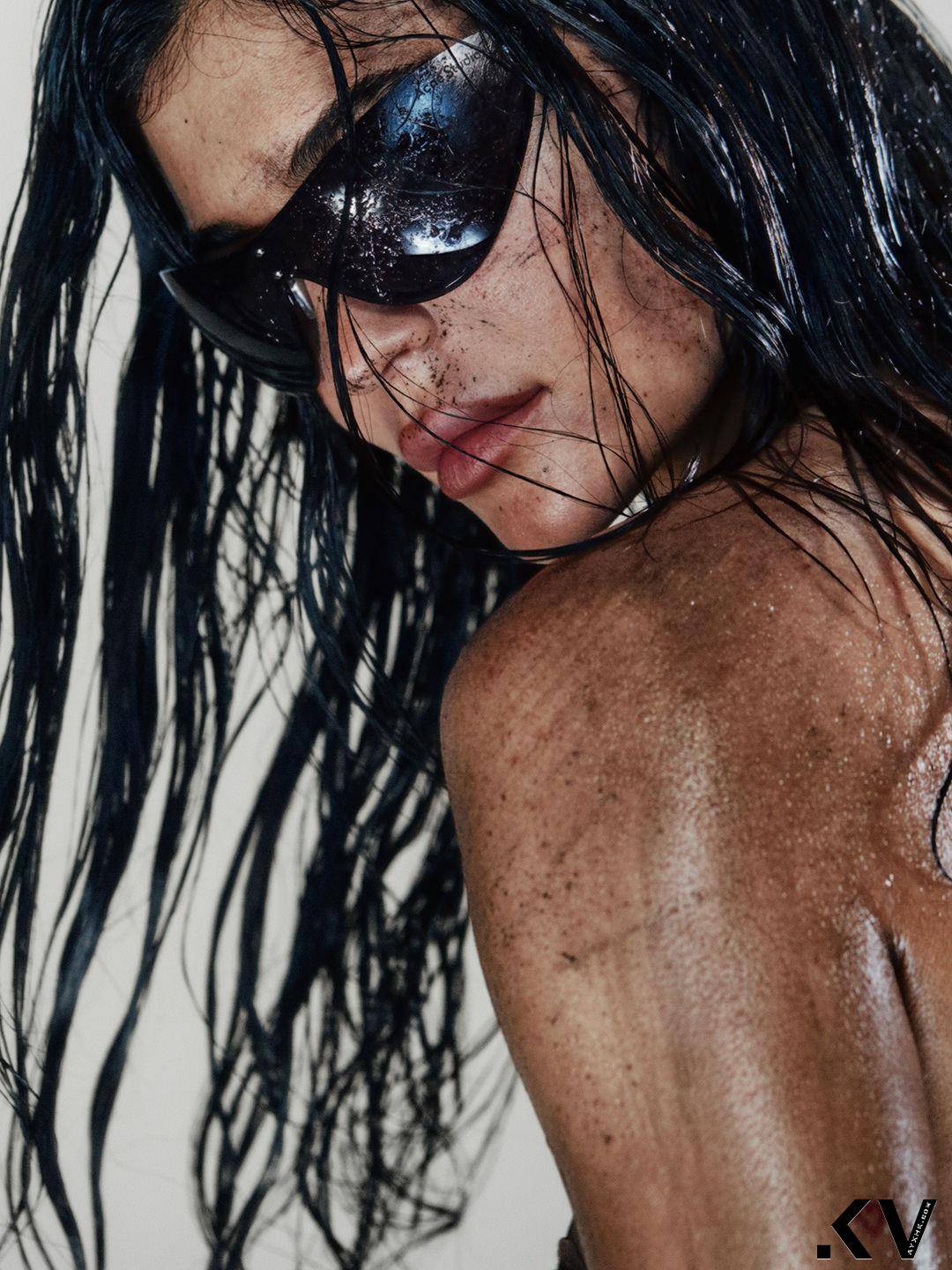 Kylie Jenner“全身脏污”意外掀流行？　穿Acne Studios丹宁裤湿髪裸背上阵 名人名流 图4张
